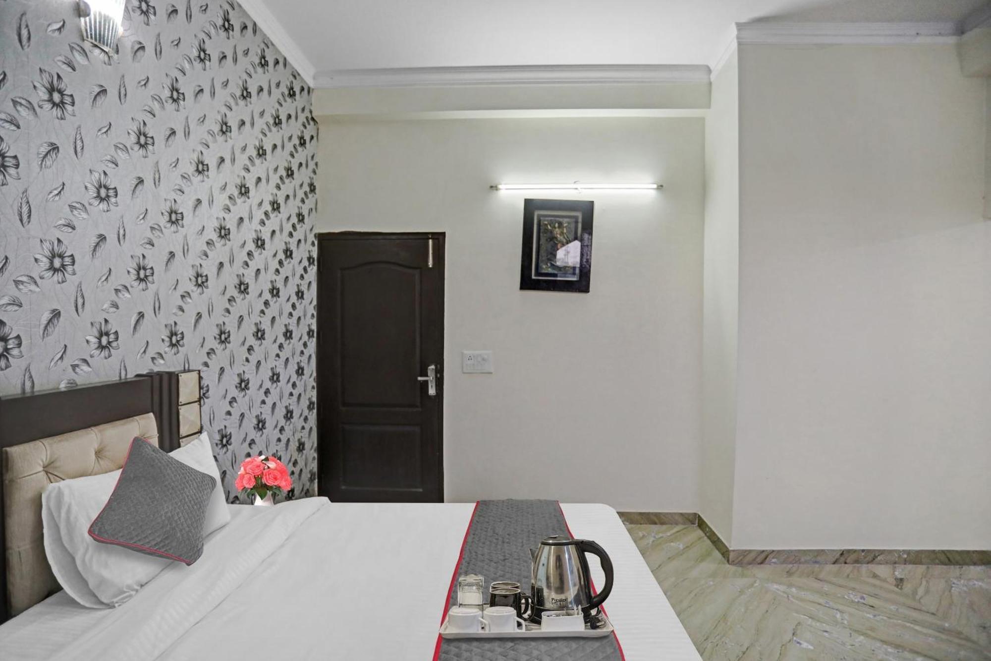 Hotel Townhouse The Premier View Near Iskcon Temple Noida Zewnętrze zdjęcie