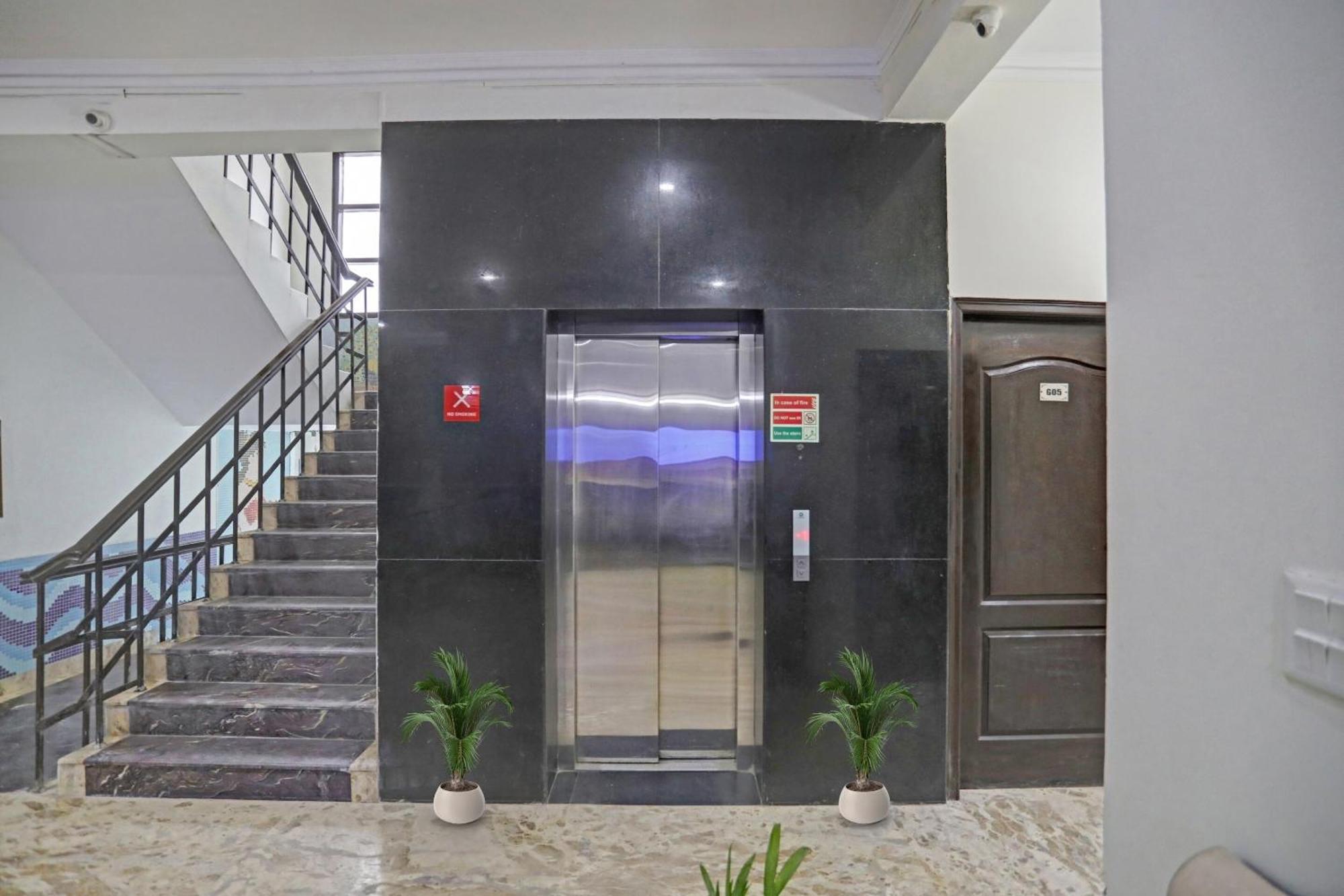 Hotel Townhouse The Premier View Near Iskcon Temple Noida Zewnętrze zdjęcie