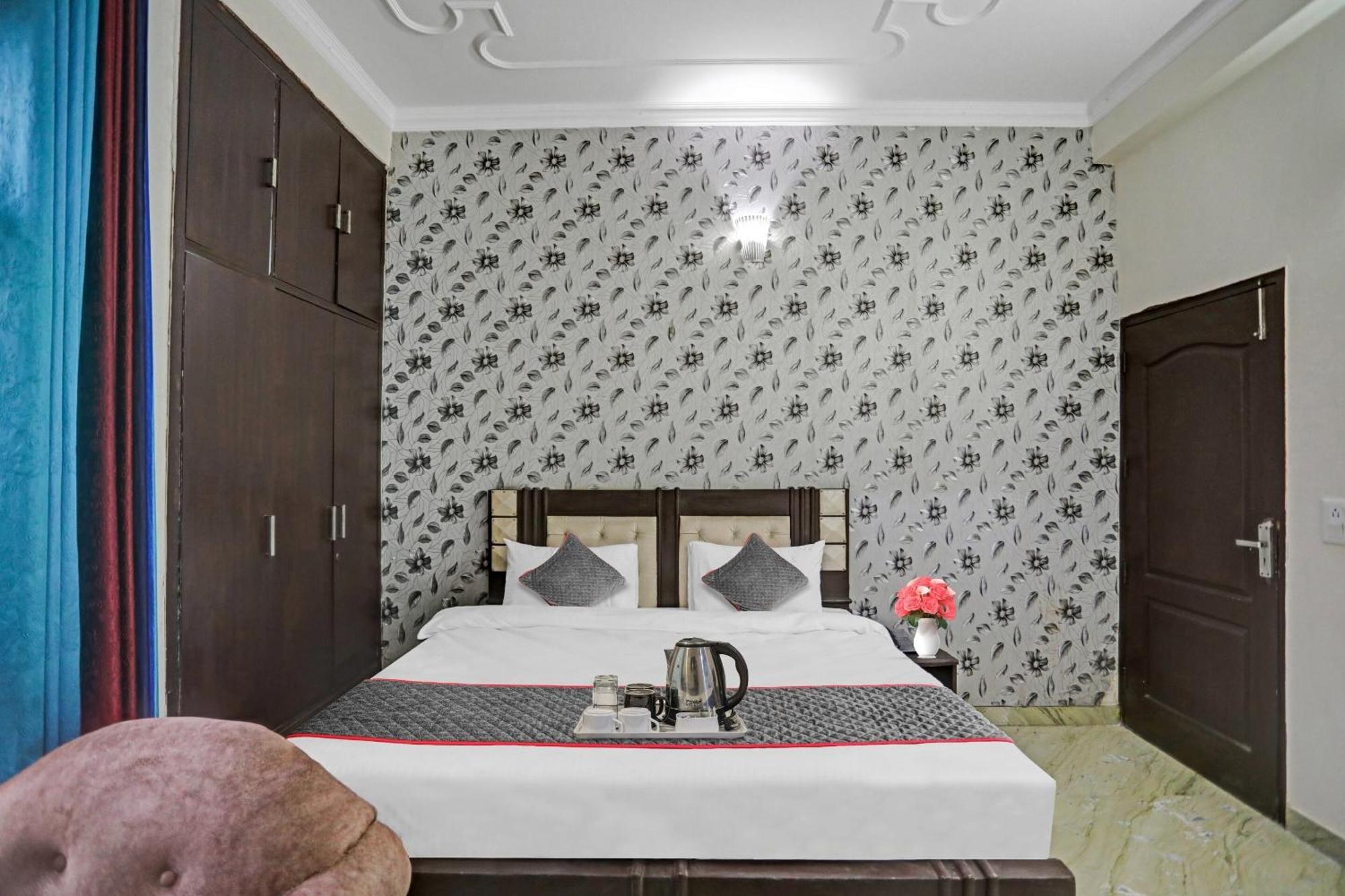 Hotel Townhouse The Premier View Near Iskcon Temple Noida Zewnętrze zdjęcie